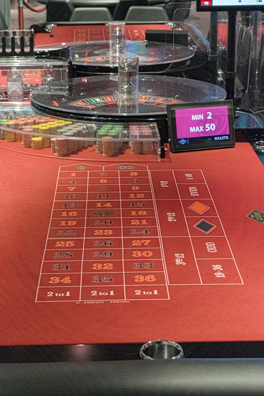 Meja permainan kasino dengan chip dan kartu