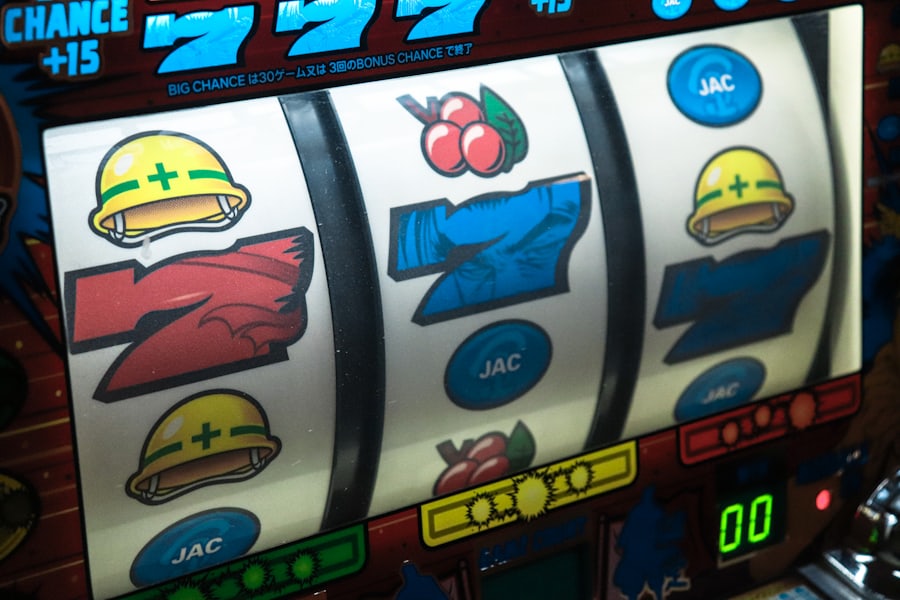 Deretan mesin slot dengan lampu neon di kasino