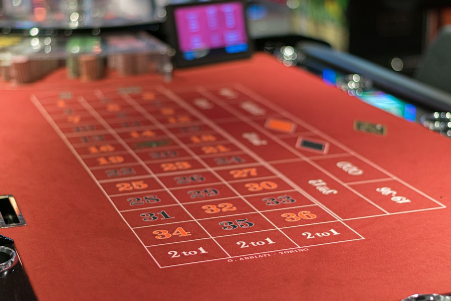 Meja roulette kasino dengan tumpuan chip