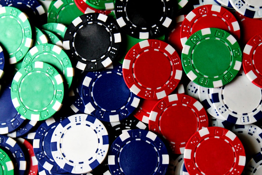 Chip poker tersebar di atas meja